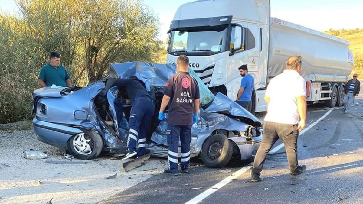 Antalya’da tırla otomobil çarpıştı