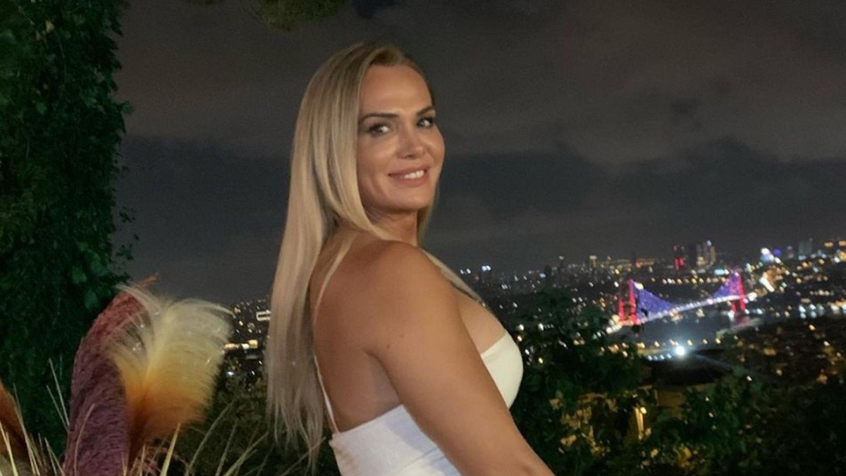 Nagihan Karadere yırtmaçlı elbisesiyle mest etti! 'Yakıp kavurdun ortalığı'