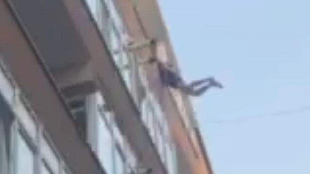 Tekirdağ'da, polisten kaçabilmek için balkondan sarktı