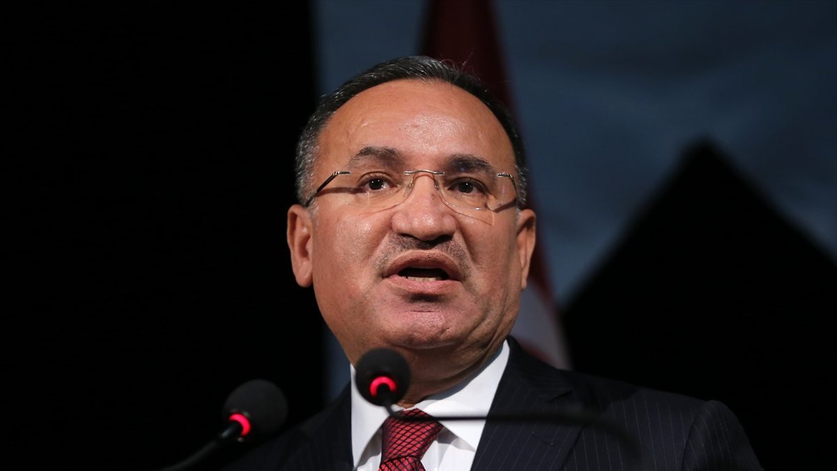 Bekir Bozdağ: Siyasetçiler adaletin orasından burasından çekmesin