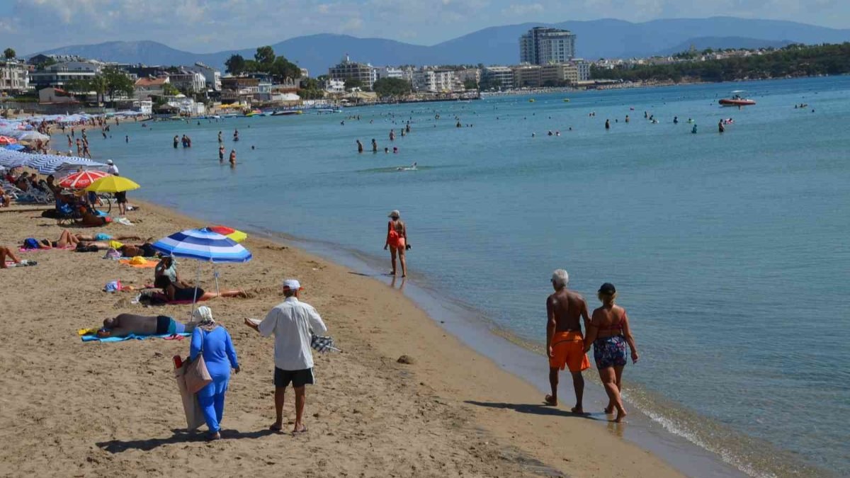 Didim yazın son demlerini yaşıyor: Sahile akın ettiler