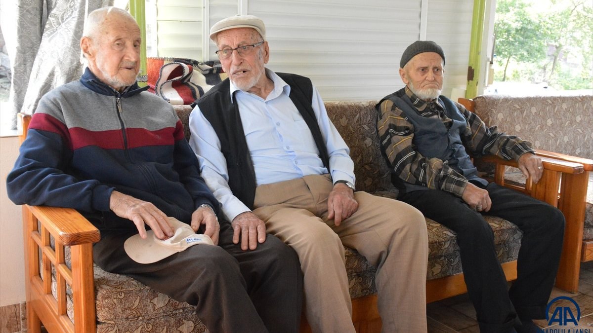 Sakarya'da bir asrı deviren asker arkadaşları, 70 yıl sonra özlem giderdi