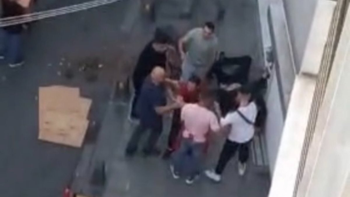 İstanbul'da yaşlı adamı döven şahsa meydan dayağı