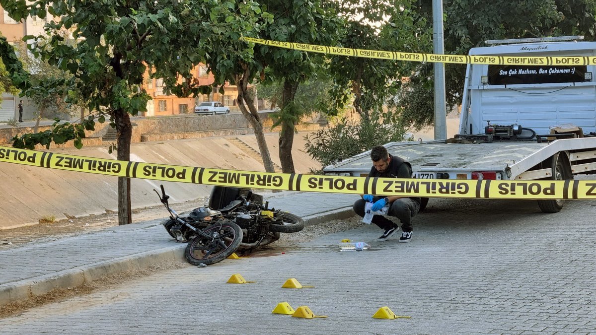 Adana’da bir genç, motosikleti ile seyir halindeyken öldürüldü
