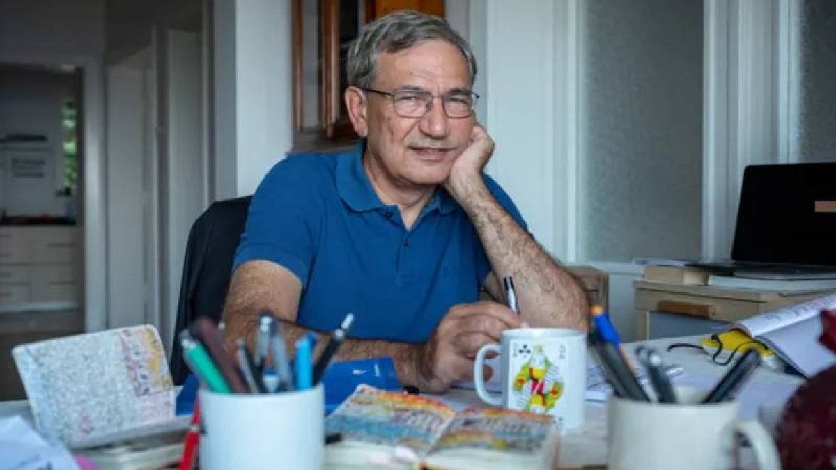 Orhan Pamuk'un günlüklerinden oluşan Uzak Dağlar ve Hatıralar kitabı