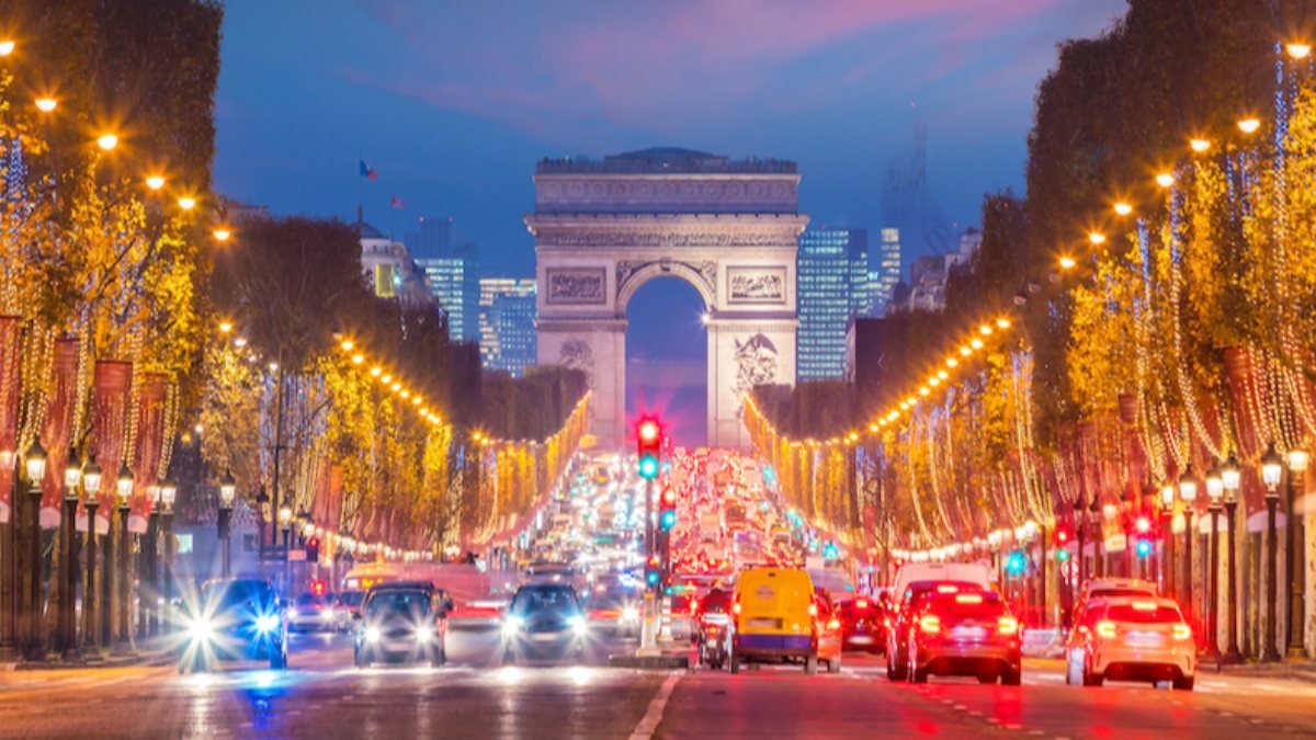 Fransa'da tasarruf: Şanzelize'de Noel ışıkları erken kapanacak