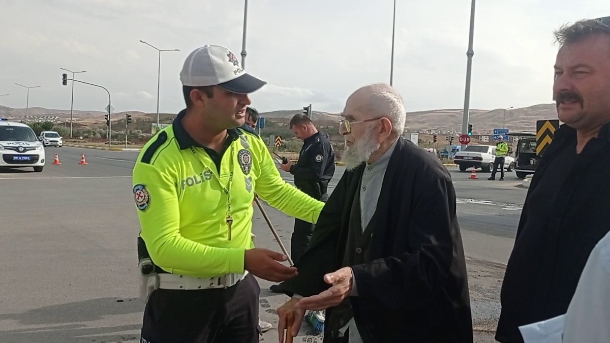 Sivas'ta polis memurunun yaşlı adama yaklaşımı yürekleri ısıttı