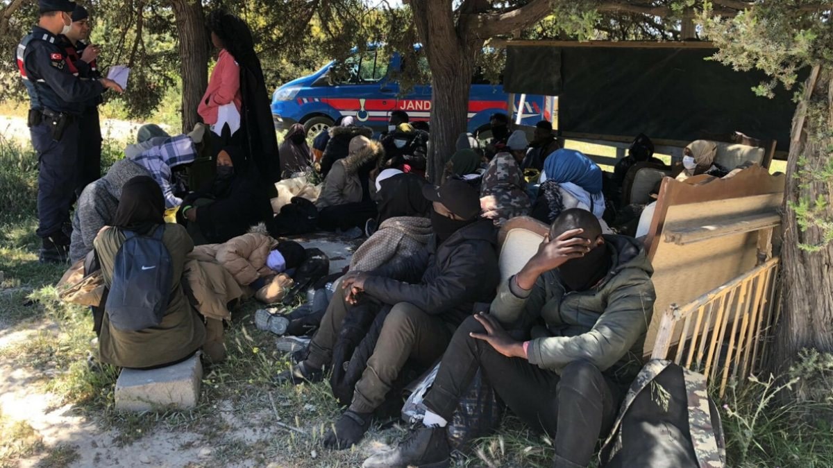 İzmir’de 343 kaçak göçmen ve 6 organizatör yakalandı