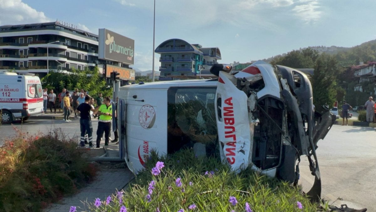 Antalya'da hasta taşıyan ambulans kaza yaptı: 2'si sağlıkçı 8 yaralı