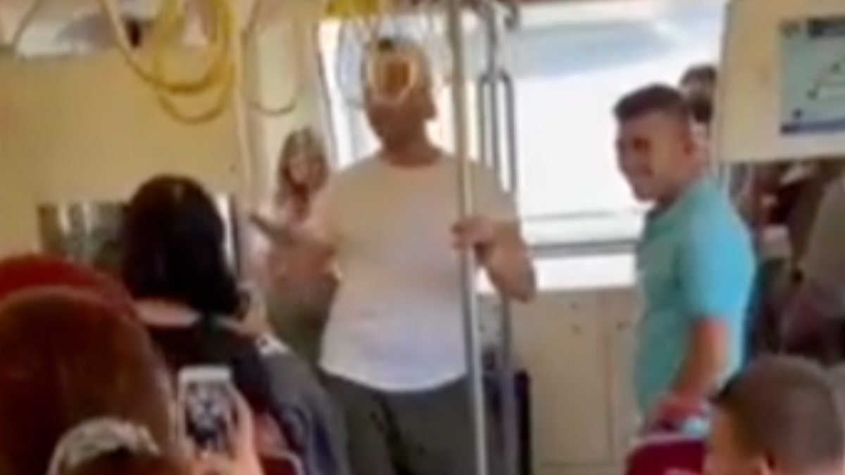 İzmir'deki metroda oryantal oynadı