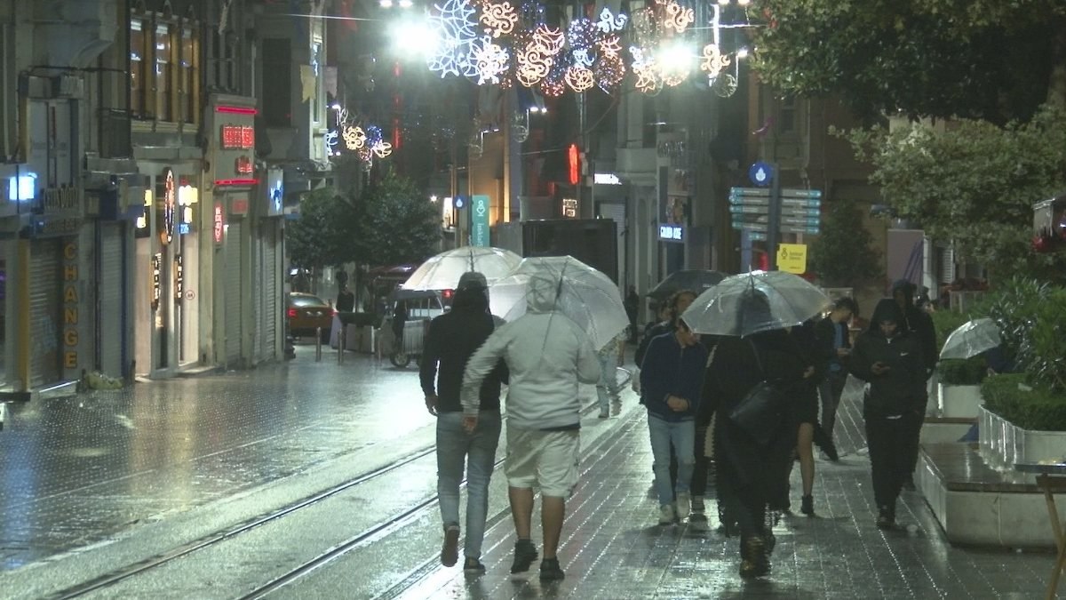 İstanbul, güne sağanak yağış ile başladı