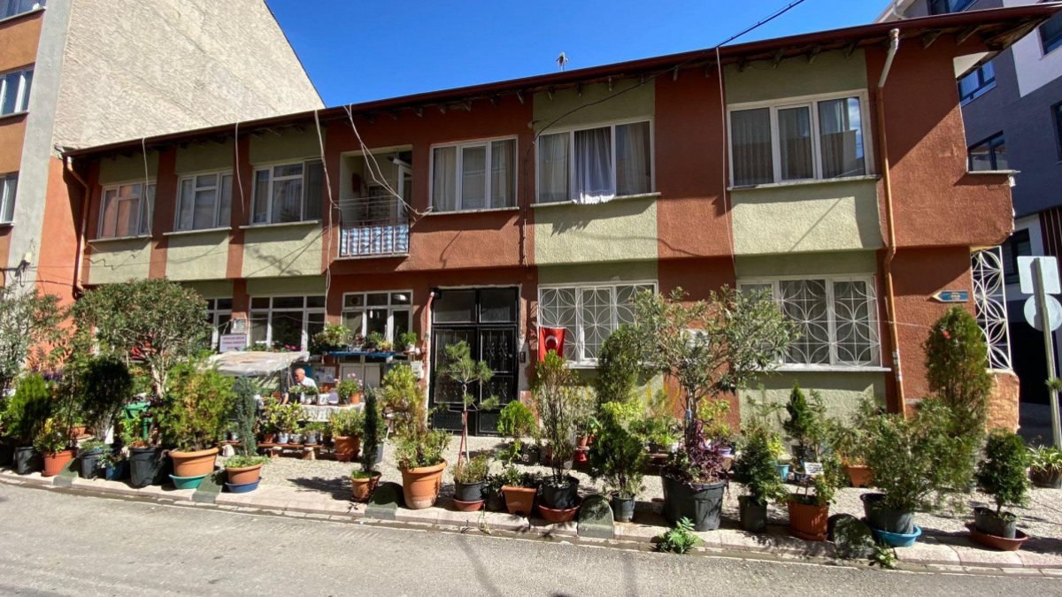 Eskişehir'de felçli eşini, evi önünü bahçeye çevirerek iyileştirdi