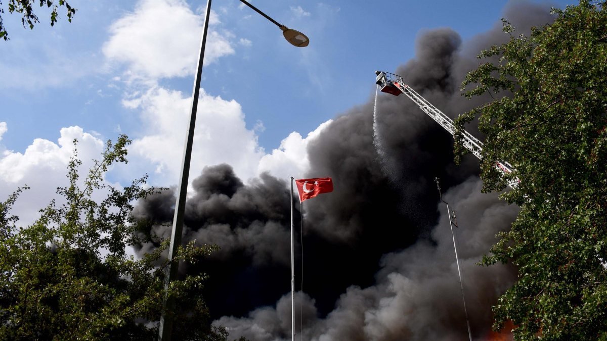 Erzurum'da itfaiye eri ve üniversite personeli, bayrağı yanmaktan kurtardı