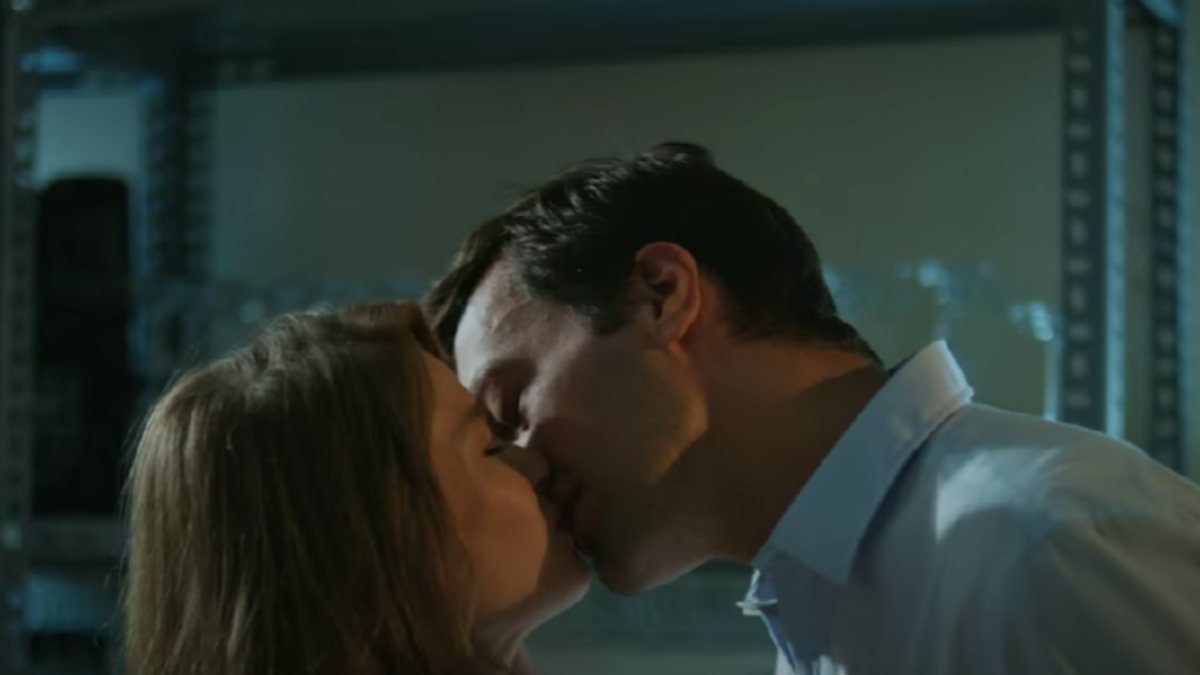 Camdaki Kız 50. bölüm fragmanı: Nalan hem Hayri hem de Sedat ile öpüştü!