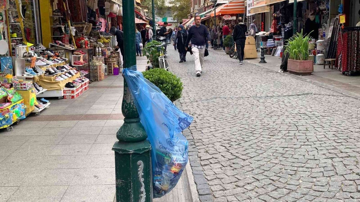 Eskişehir'de çöp kutusu olmayan sokaklar çöp poşetiyle doldu