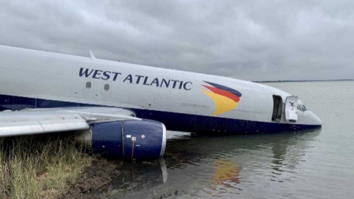 Fransa'da pistten çıkan uçak gölete düştü