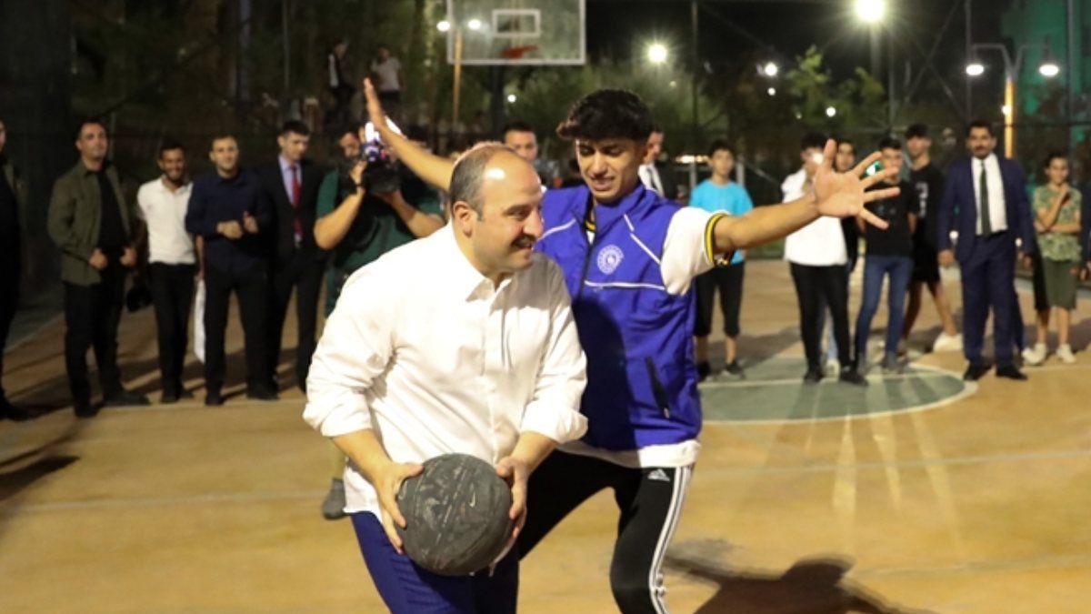Mustafa Varank, gençlerle basketbol oynadı