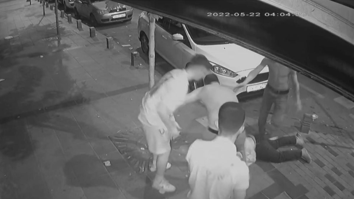Kağıthane'de park yeri kavgası: Yerden yere vurdular