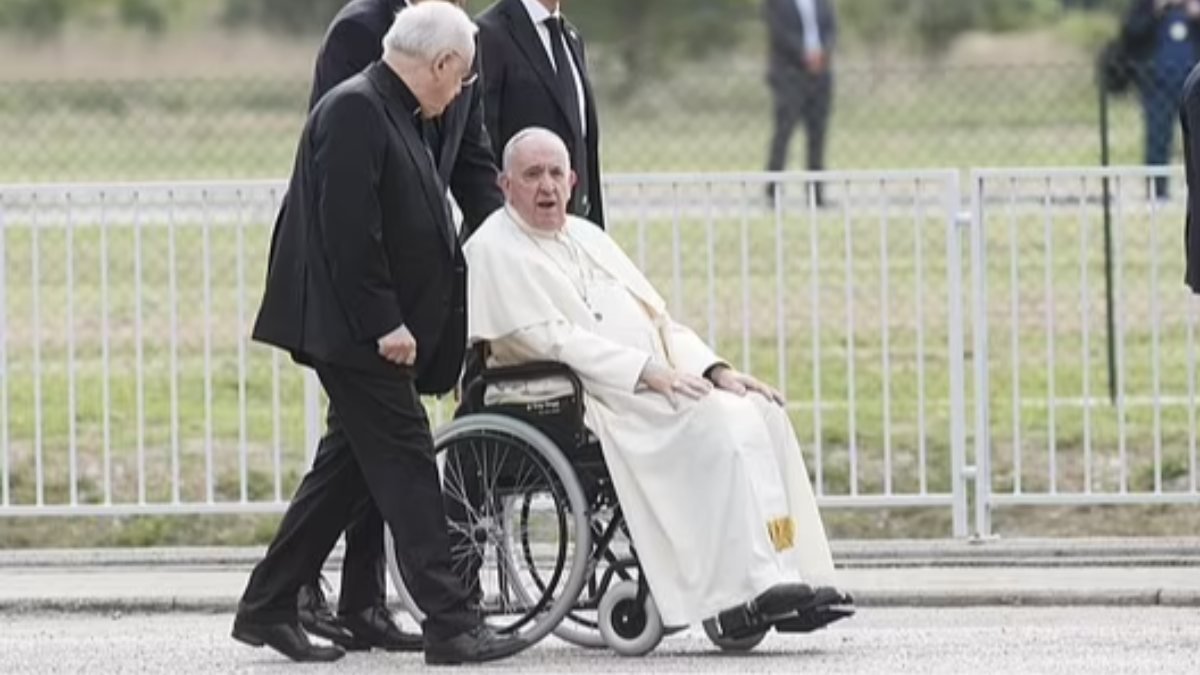 Papa Francis, tekerlekli sandalye kullanıyor