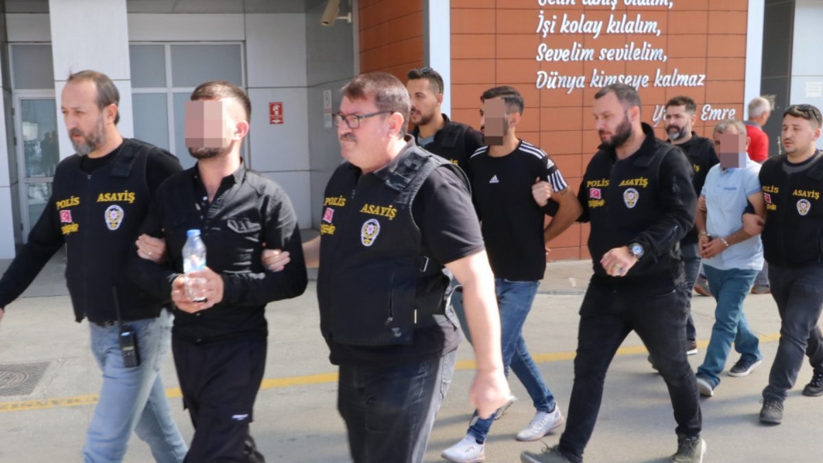 Eskişehir'de 2 akrabasını katleden baba ve oğulları adliyede