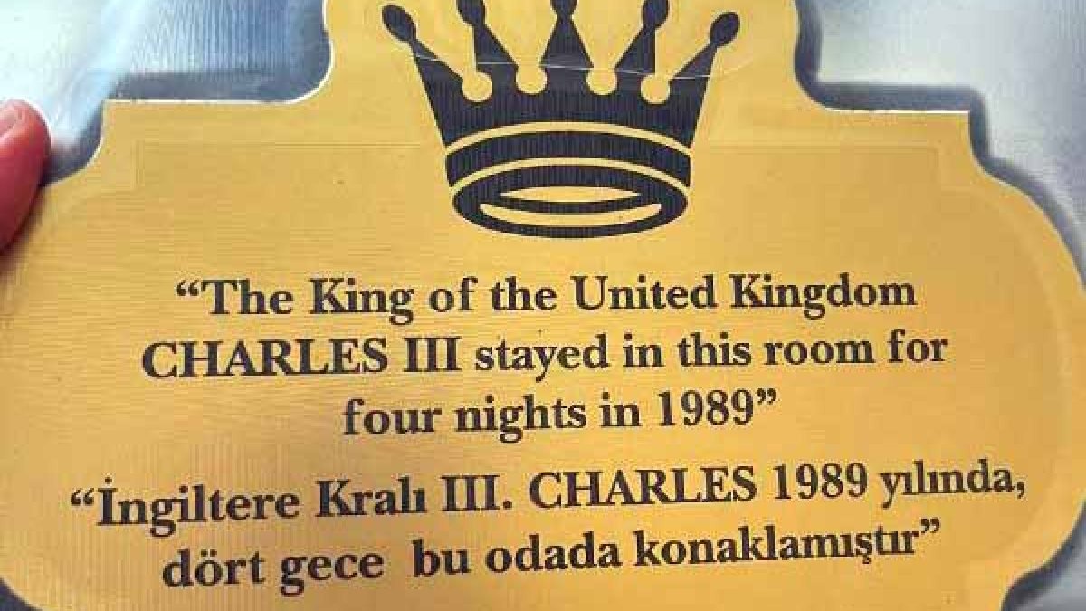 İngiltere Kralı Charles'ın 33 yıl önce kaldığı odanın tanıtım tabelası değişti