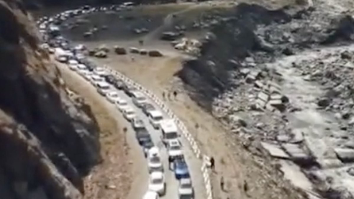 Rusya-Gürcistan sınırında 3 bin araçlık seferberlik kuyruğu