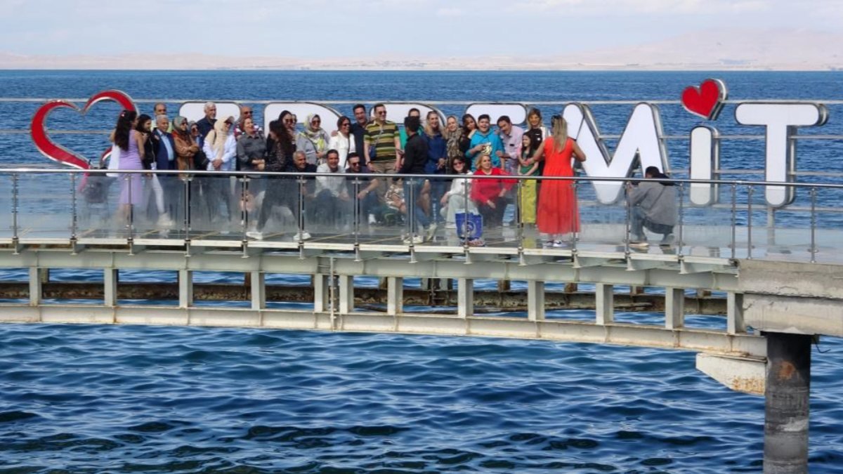 İranlı turistler Van Gölü'ne rağbet göstermeye devam ediyor