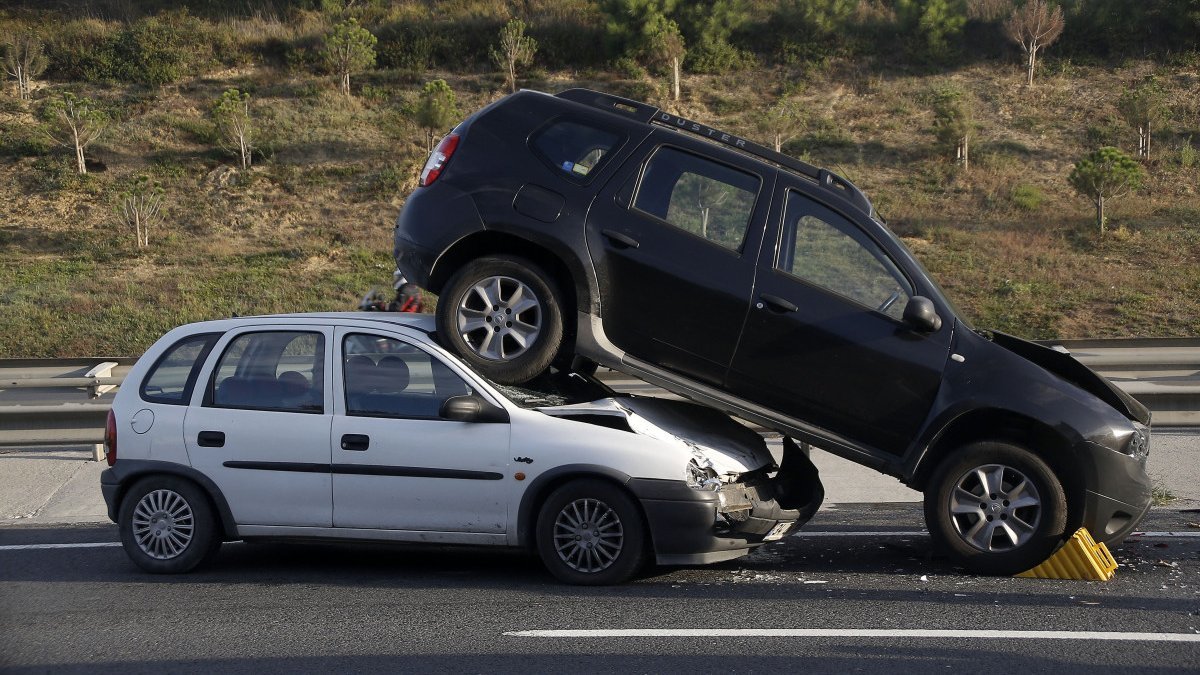 Eyüpsultan’da ilginç kaza: Otomobiller üst üste çıktı