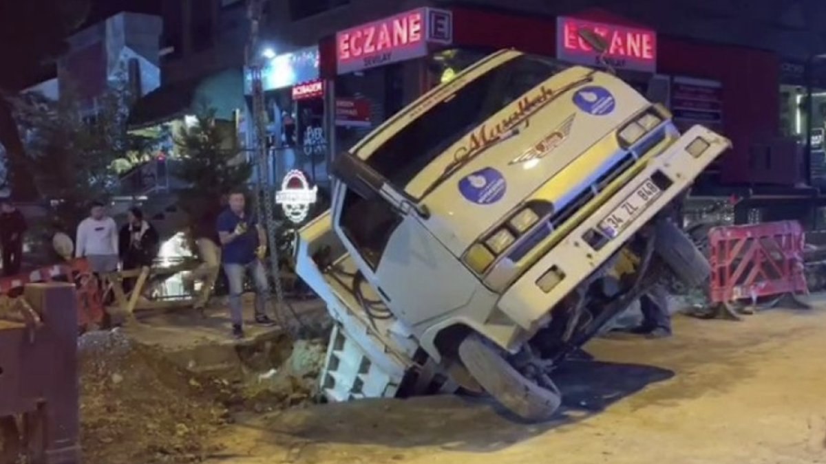 Üsküdar'da hafriyat kamyonu, İSKİ çalışmasında çöken yola düştü