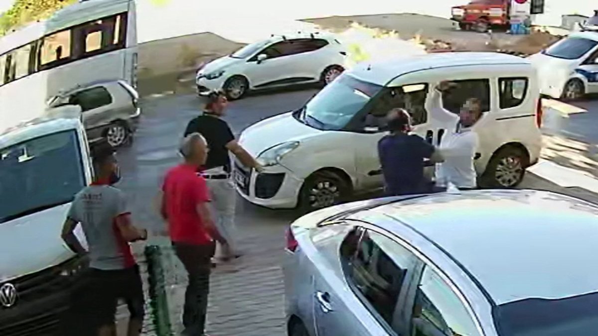 Antalya'da, eski kiracıdan ev sahibinin avukatına ekmek bıçaklı saldırı