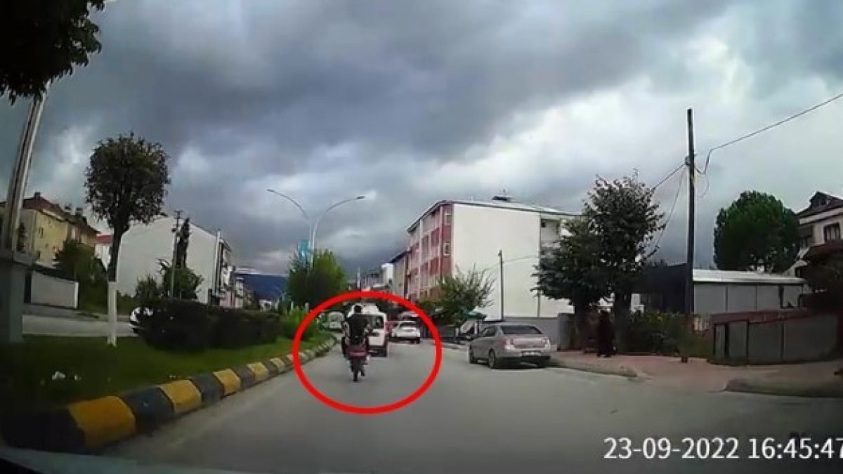 Sakarya'da motosiklet sürücüsünün tek teker üzerinde tehlikeli yolculuğu
