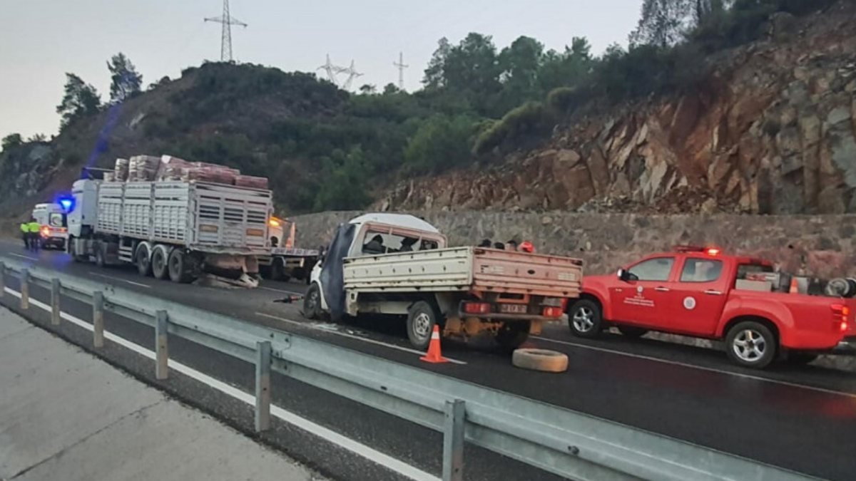 Muğla'da kamyona çarpan kamyonet sürücüsü kurtarılamadı