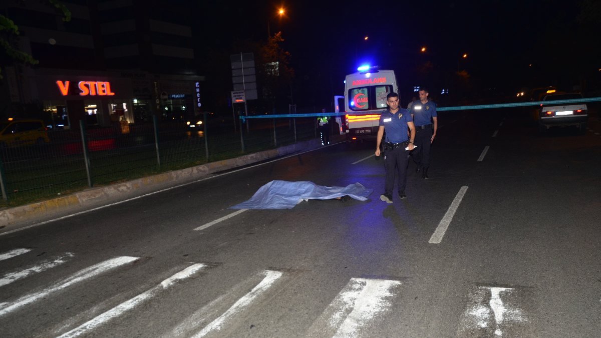 Antalya'da, darbedilip yolda bırakılan genci taksi ezdi