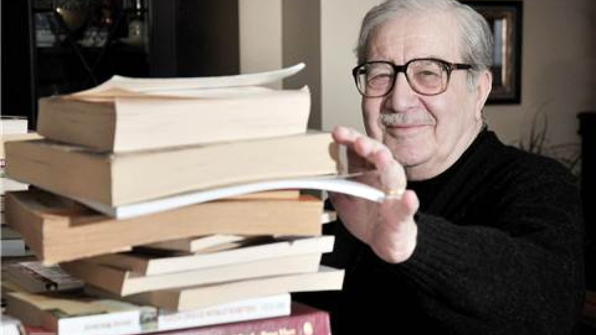 Şu Çılgın Türkler romanının yazarı Turgut Özakman'ın ölüm yıl dönümü