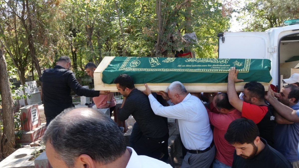 Antalya'da otomobilinde ölü bulunan adam toprağa verildi