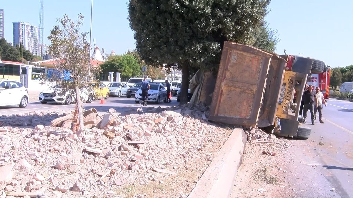 Pendik’te hafriyat kamyonu kırmızıda geçti, kaza yapıp yola devrildi