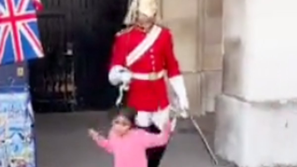 Buckingham Saray'ı muhafızı mini kızı korkuttu