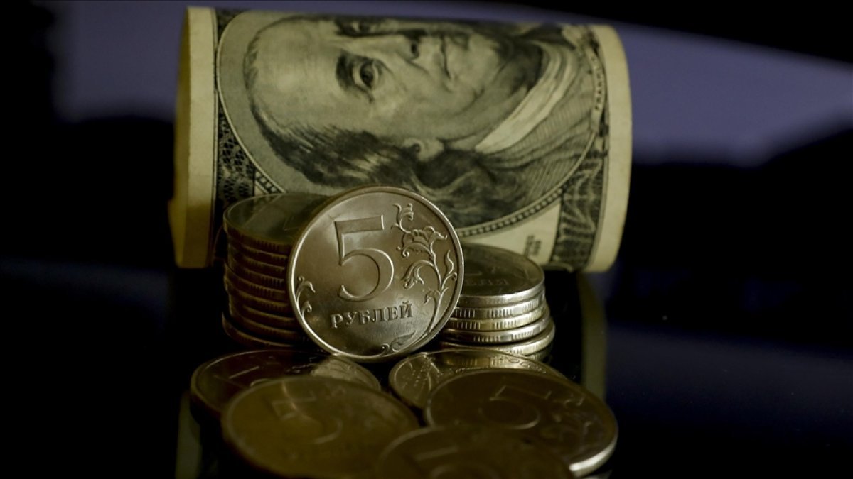 Rus rublesi dolar ve euro karşısında değer kazanıyor