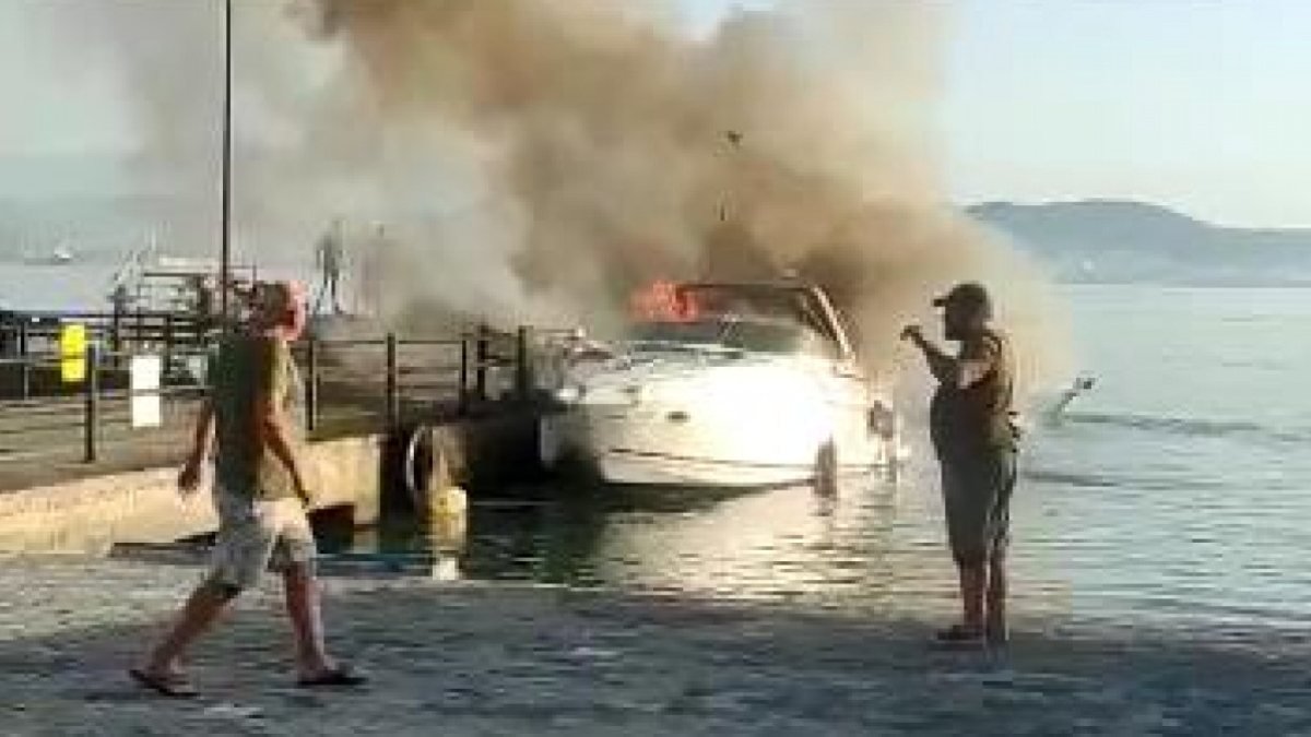 Bursa'da limana bağlı tekne, alev alev yandı