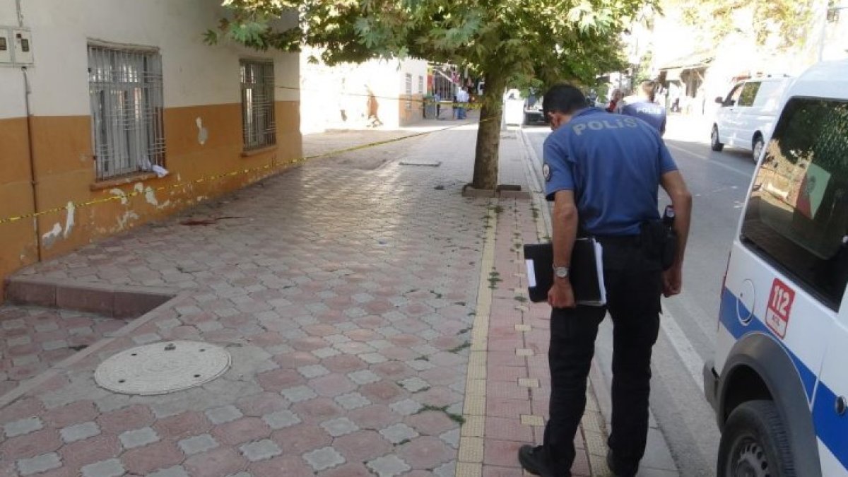 Malatya'da bir kişi husumetlisi tarafından sırtından bıçakladı