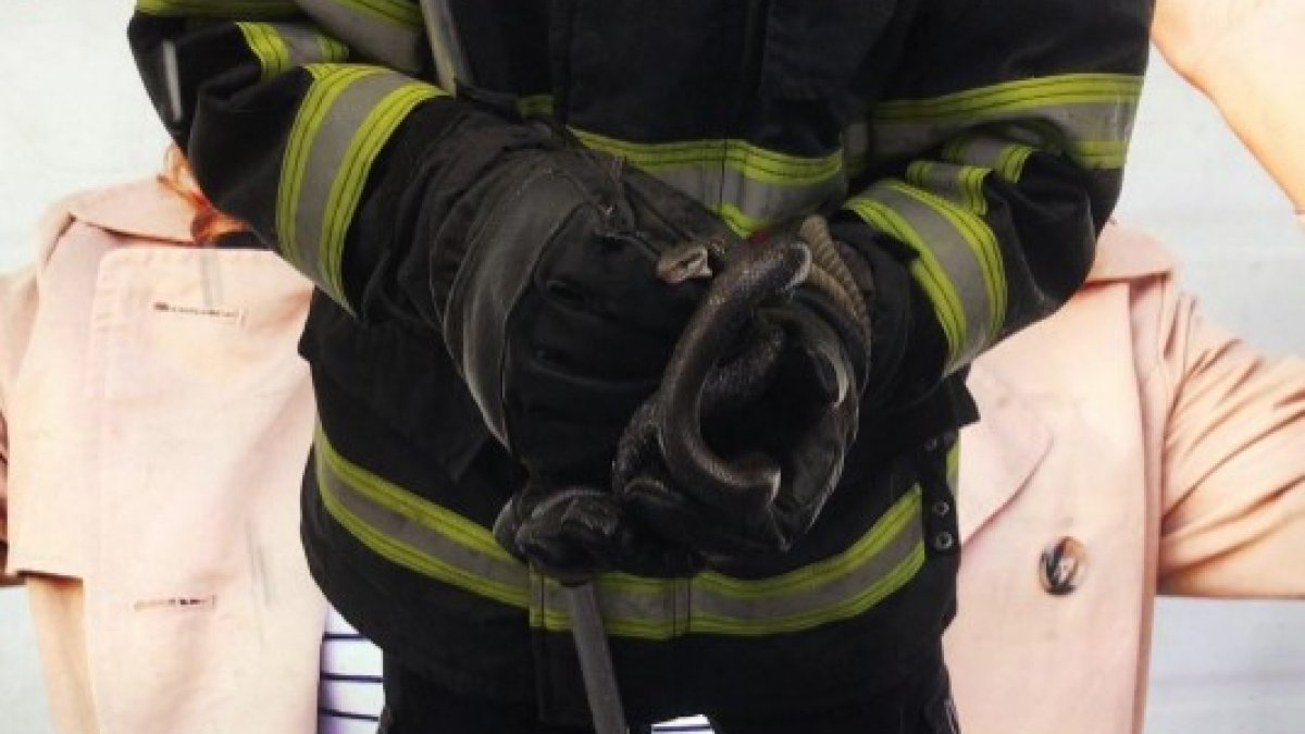 Zonguldak'ta mağazaya giren yılan, yangın söndürme tüpüyle yakalandı