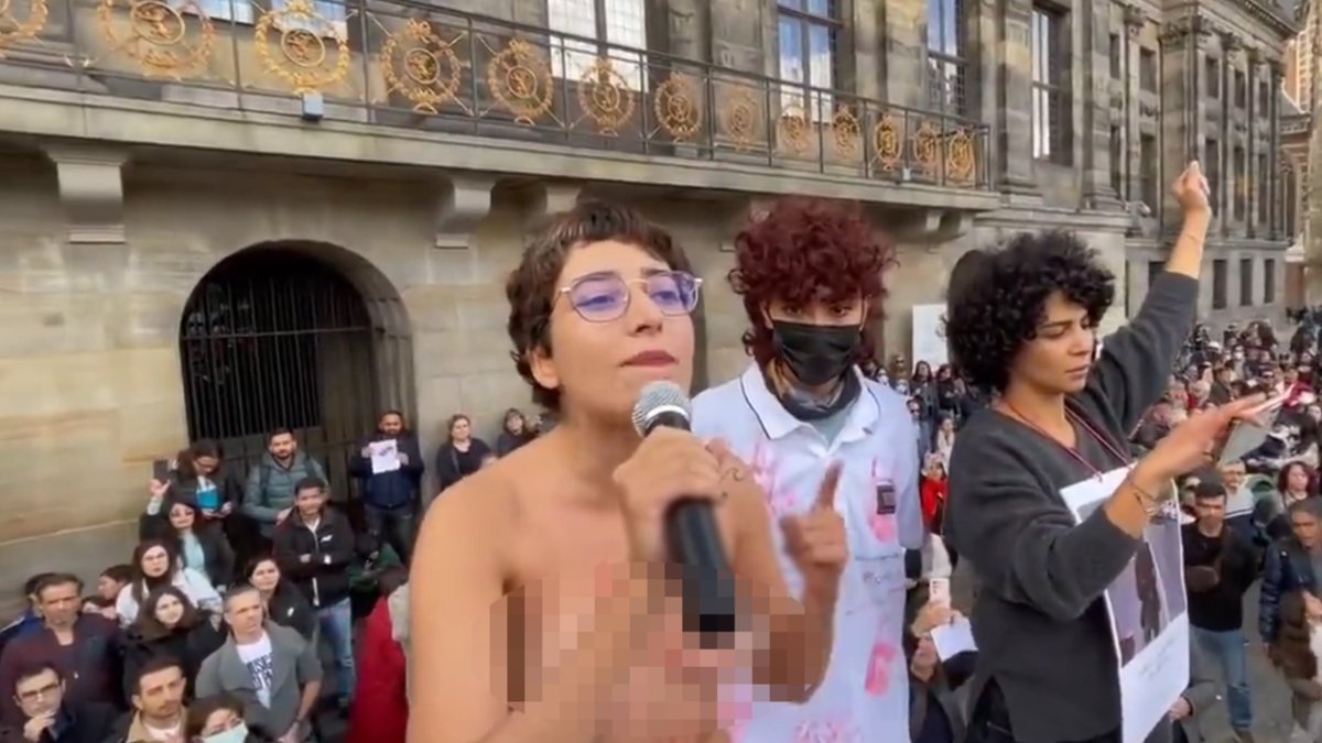 Paris'te yarı çıplak Mahsa Amini protestosu