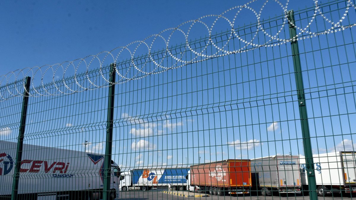 Kapıkule'de kaçak göçmenlere 'dikenli tel' engeli