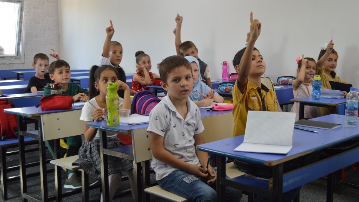 Ukrayna'dan tahliye edilip, Elazığ'a getirilen Ahıska Türkü 800 öğrenci eğitimde