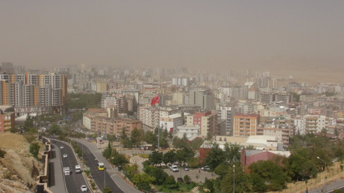 Diyarbakır ve Mardin’de toz taşınımı hayatı olumsuz etkiledi