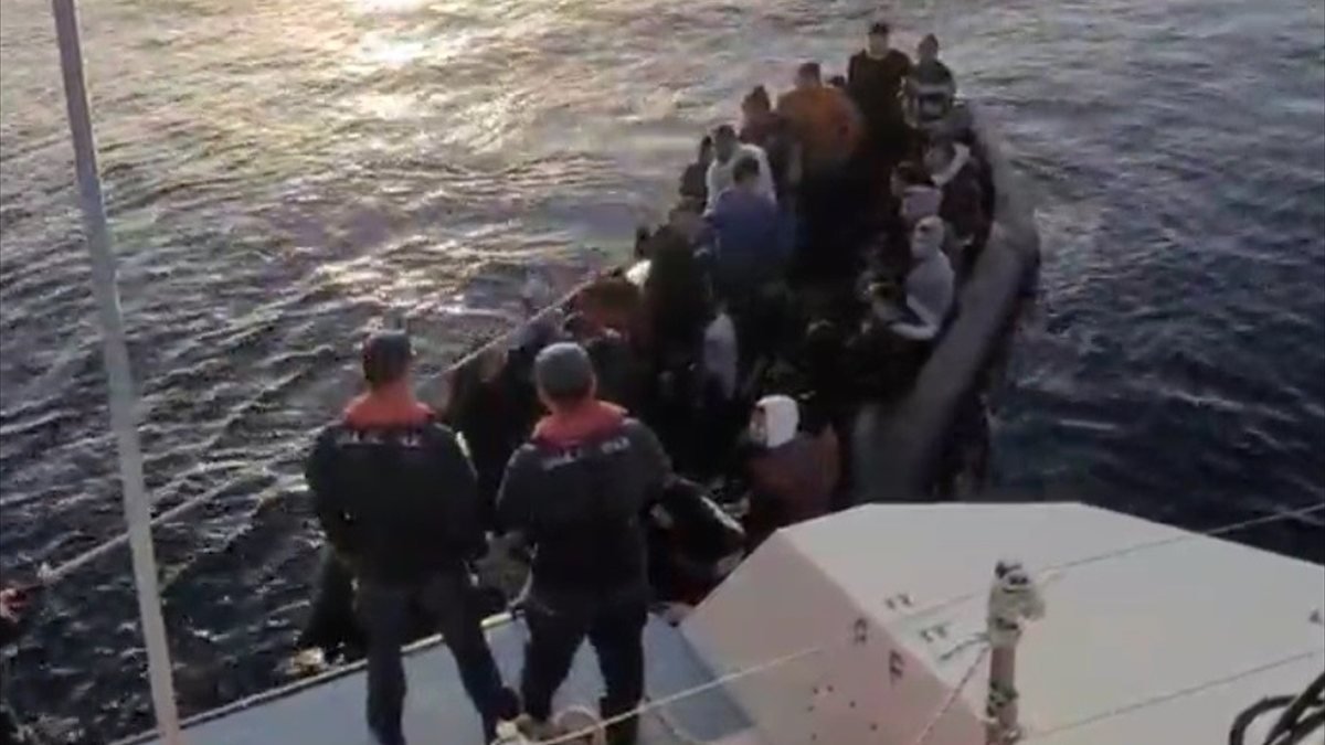 İzmir'de 143 kaçak göçmen kurtarıldı, 31 kaçak göçmen yakalandı