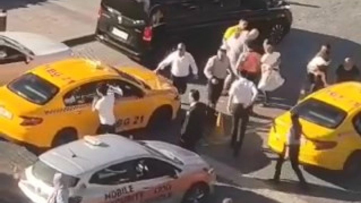 İstanbul'da taksici ile tartışan yolcu silah çekti