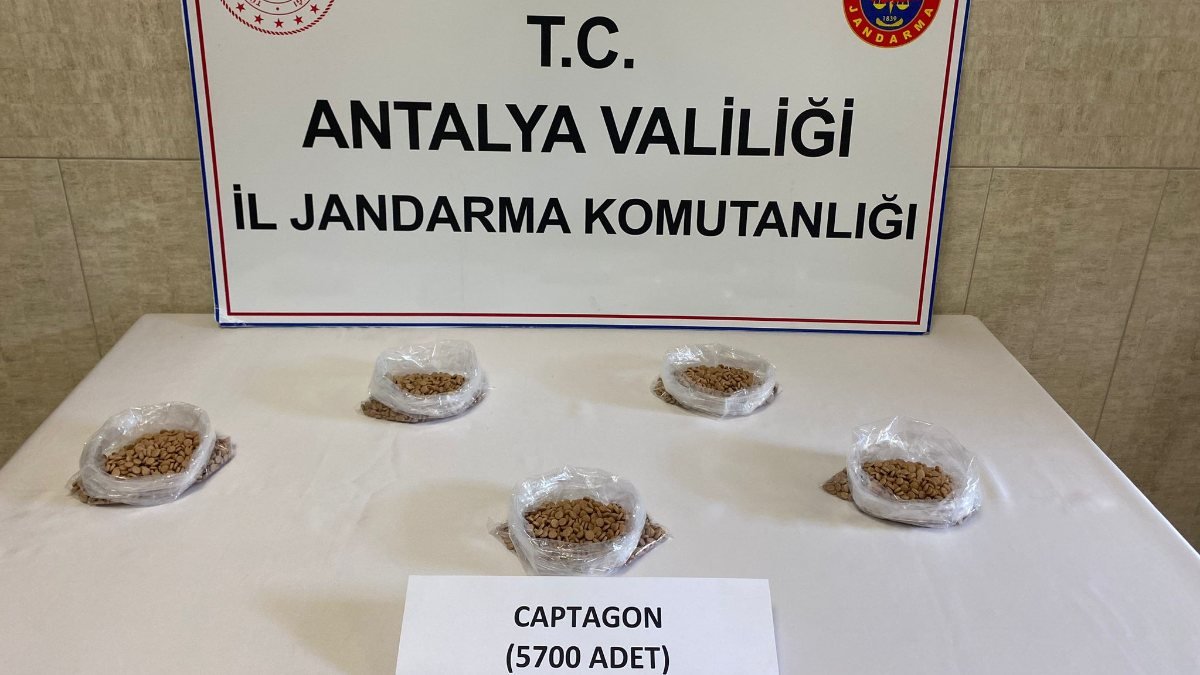 Antalya'da 5 bin 700 adet uyuşturucu ele geçirildi
