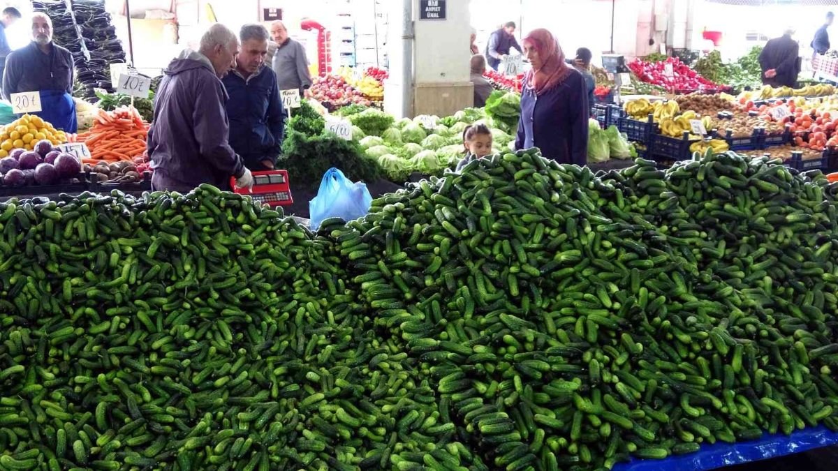 Yozgat'ta turşuluklar pazar tezgahlarını süslüyor