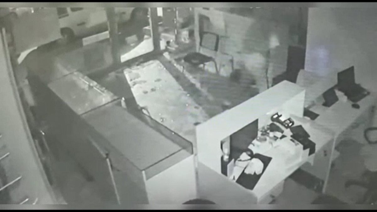 Maltepe'de beyaz eşya dükkanına giren hırsız, kırdığı kapıdan düştü